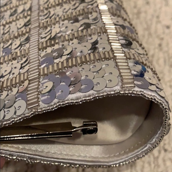 Silver beaded and sequined clutch - Picture 6 of 7